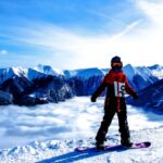 snowboarden-op-met-sneeuw-bedekte-berg