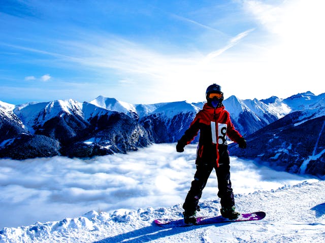 snowboarden-op-met-sneeuw-bedekte-berg