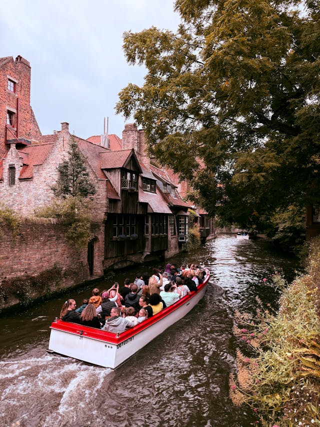 charming-canal-boat-tour-in-historic-bruges